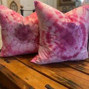 Fuchsia tie dyed accent pillows.